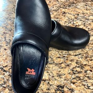 Dansko XP Womens 39 Black Slip On Clogs